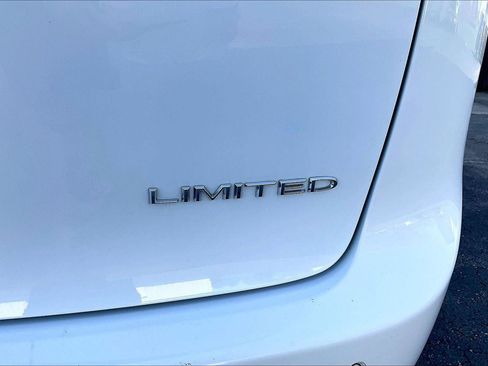 Used 2023 Chrysler Pacifica Limited FWD image 9