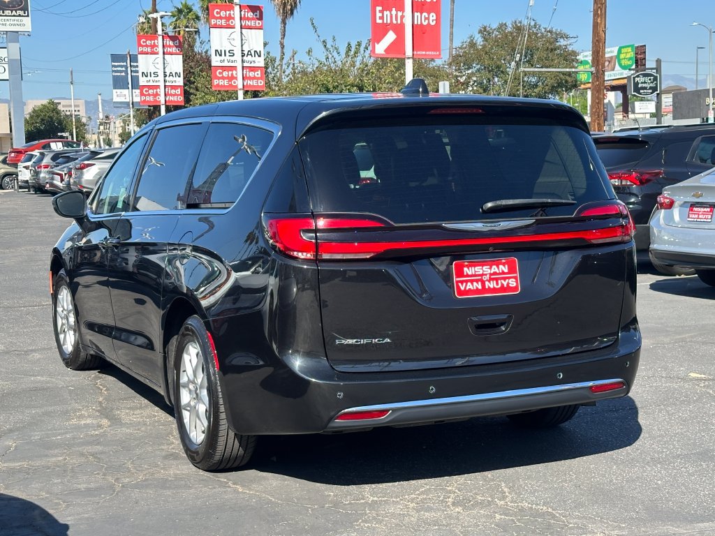 Used 2023 Chrysler Pacifica Touring-L FWD image 3