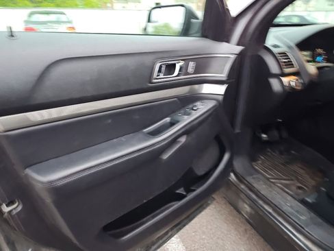 Used 2018 Ford Explorer XLT AWD/4WD image 7
