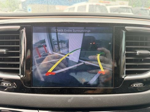 Used 2017 Chrysler Pacifica Touring-L Plus FWD image 5