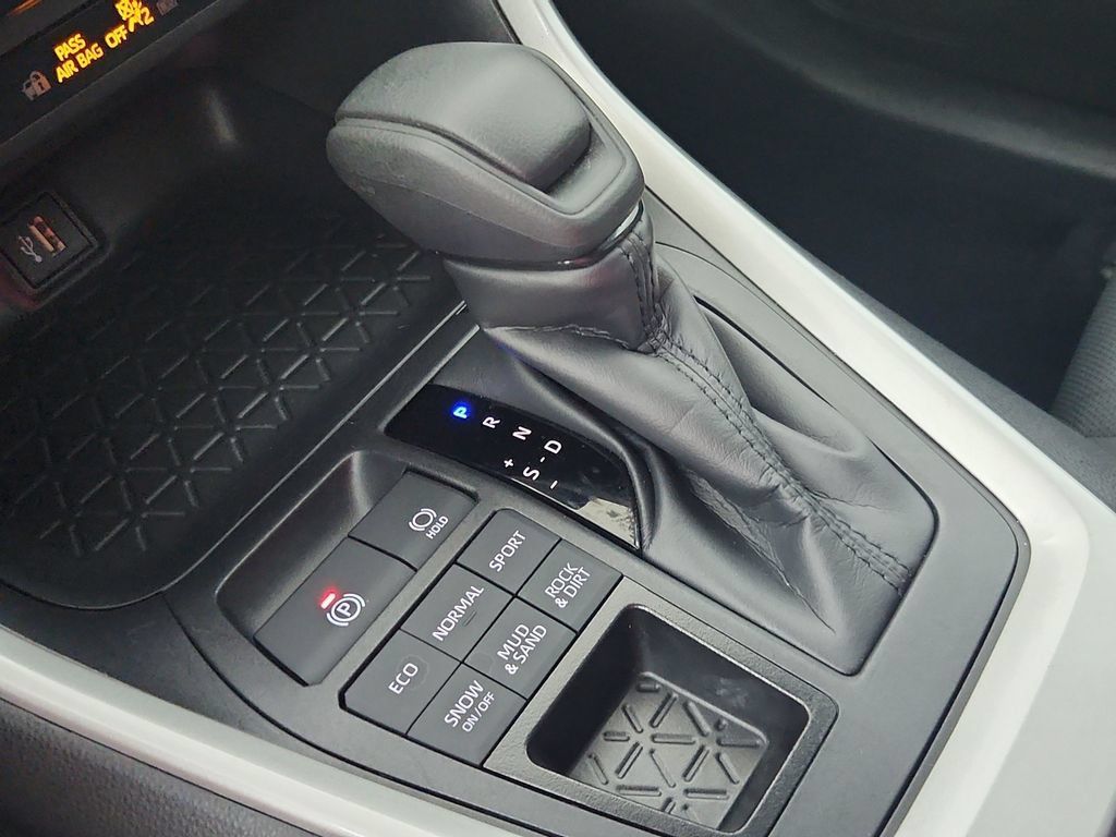 Used 2025 Toyota RAV4 XLE AWD/4WD image 30