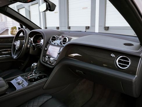 Used 2019 Bentley Bentayga image 24