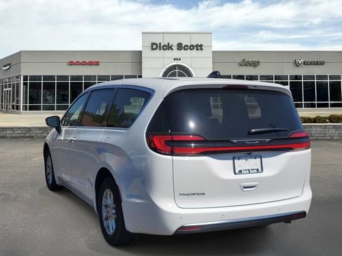 New 2027 Chrysler Pacifica Select FWD image 3