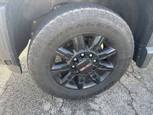 Used 2024 GMC Sierra 2500 AT4 w/ AT4 Premium Plus Package AWD/4WD image 9