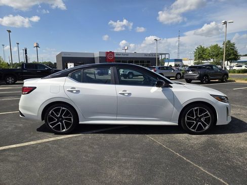 Used 2025 Nissan Sentra SR w/ SR Premium Package FWD image 5