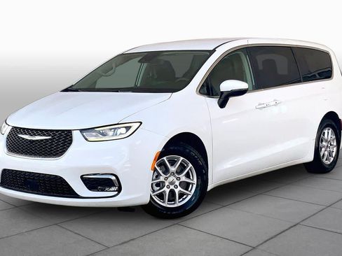 Used 2023 Chrysler Pacifica Touring-L FWD image 1