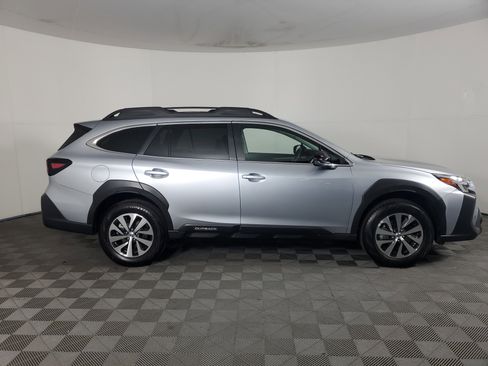 Used 2025 Subaru Outback Premium image 3