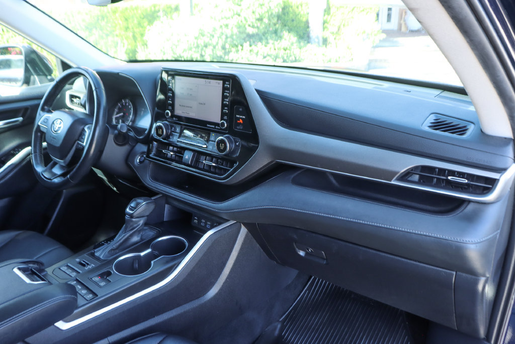 Used 2022 Toyota Highlander XLE AWD/4WD image 41