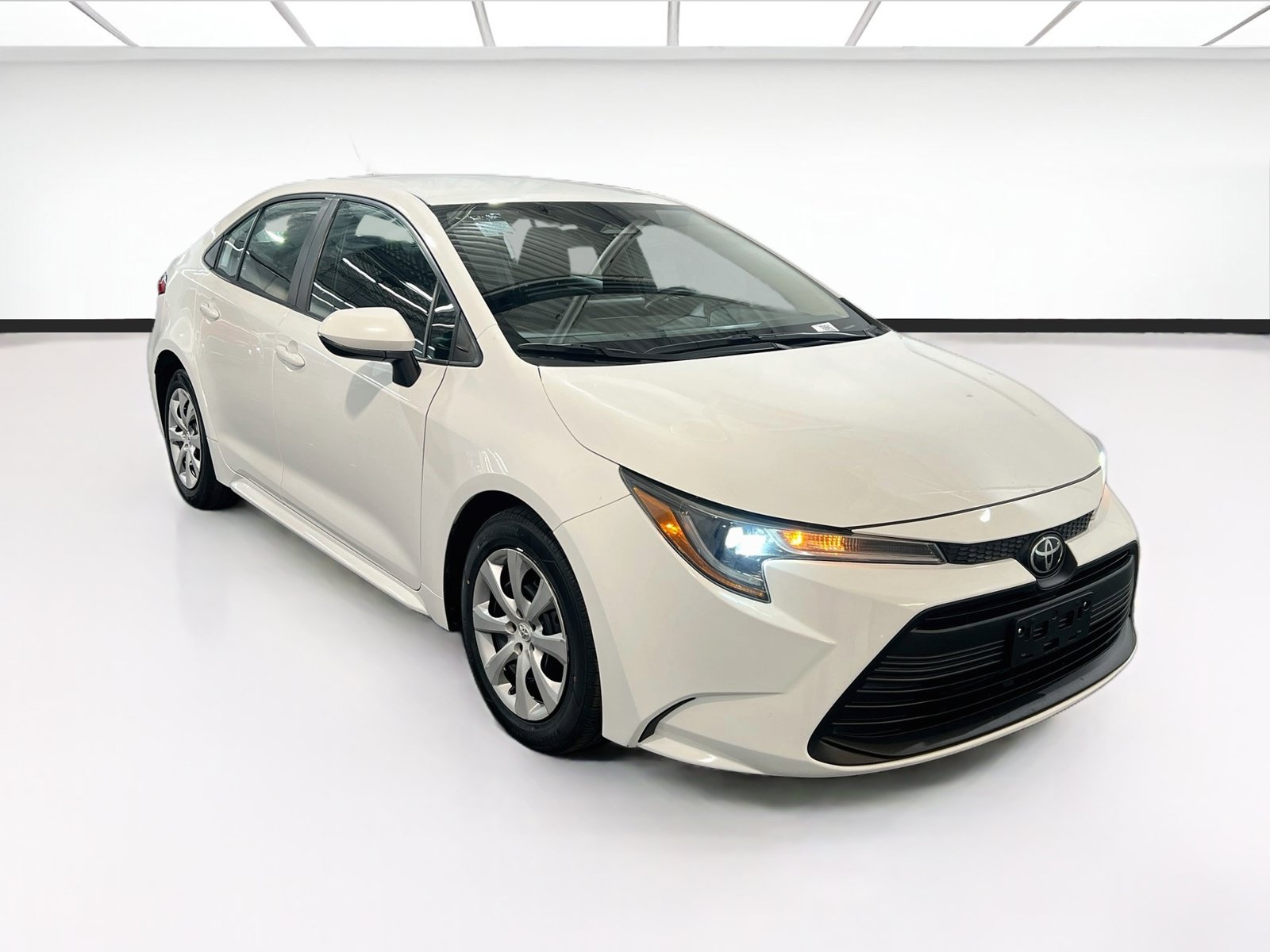 Used 2023 Toyota Corolla LE FWD image 3