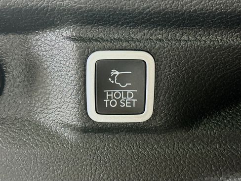 Used 2023 Jeep Grand Cherokee L Laredo image 32