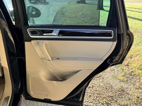 Used 2016 Volkswagen Touareg Executive image 31