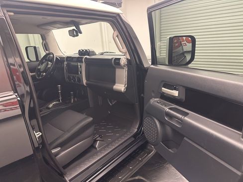Used 2011 Toyota FJ Cruiser 4WD image 8