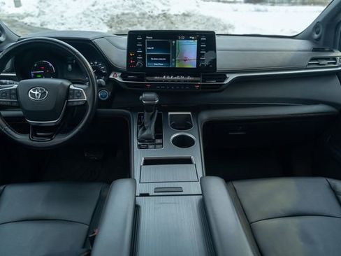 Used 2022 Toyota Sienna XLE Woodland Edition image 14
