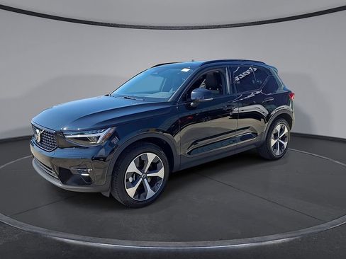Certified 2026 Volvo XC40 B5 Plus AWD/4WD image 3
