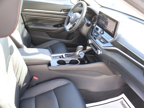 Used 2023 Nissan Altima 2.5 SR w/ SR Premium Package image 11