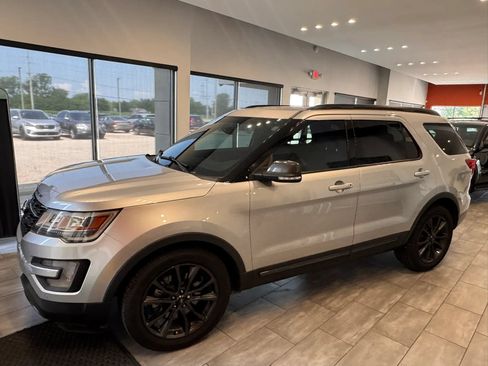 Used 2017 Ford Explorer XLT w/ Equipment Group 202A FWD image 7