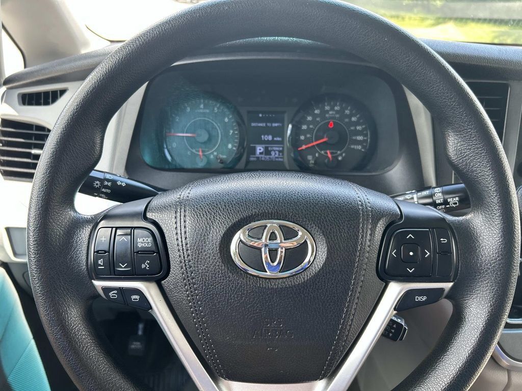 Used 2017 Toyota Sienna LE FWD image 32