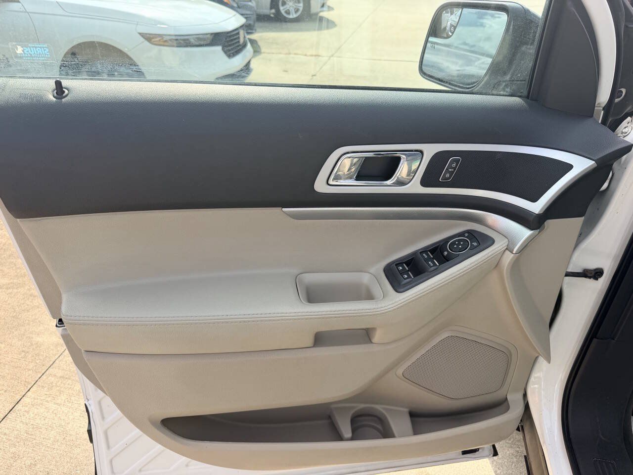Used 2015 Ford Explorer XLT w/ Equipment Group 202A FWD image 13
