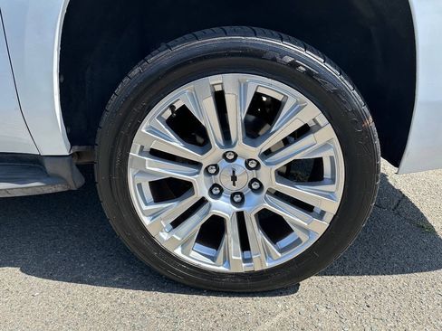 Used 2015 Chevrolet Suburban LT RWD image 14