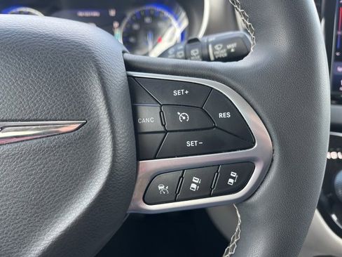 Used 2022 Chrysler Pacifica Touring-L image 29