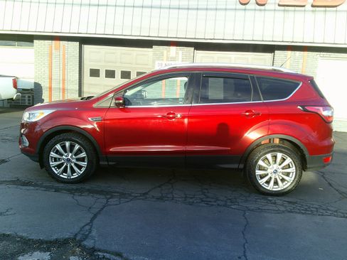 Used 2017 Ford Escape Titanium image 2
