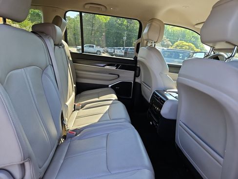 Used 2024 Jeep Wagoneer L Series II w/ Flexible Seating Group AWD/4WD image 17