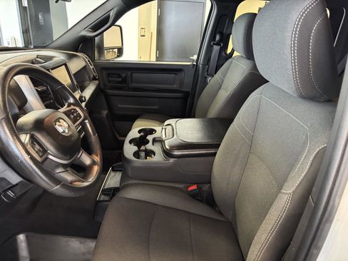 Used 2024 RAM 2500 Tradesman w/ Chrome Appearance Group image 17