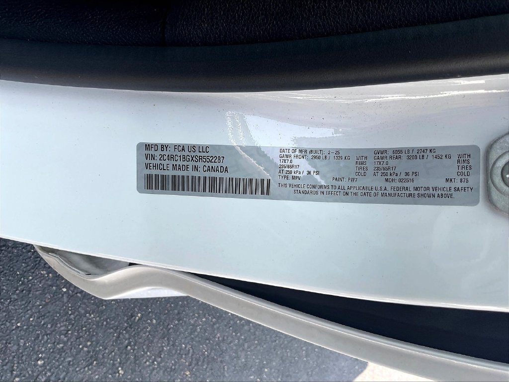 Used 2025 Chrysler Pacifica Select FWD image 19