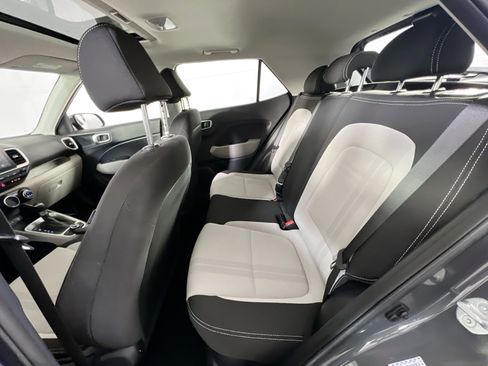 Used 2023 Hyundai Venue SEL image 22