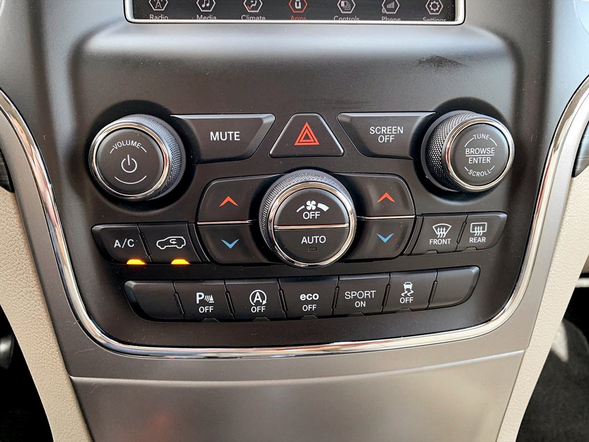 Used 2021 Jeep Grand Cherokee Laredo AWD/4WD image 24