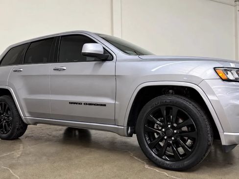 Used 2017 Jeep Grand Cherokee Altitude RWD image 5