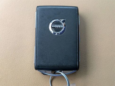 Certified 2023 Volvo XC60 B5 Ultimate w/ Climate Package image 31