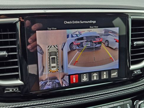 Used 2025 Chrysler Pacifica Select image 19