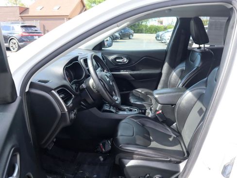 Used 2019 Jeep Cherokee Latitude Plus w/ Cold Weather Group FWD image 18