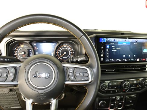 Used 2025 Jeep Wrangler Unlimited Sahara AWD/4WD image 16
