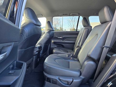 Used 2025 Toyota Grand Highlander AWD image 18