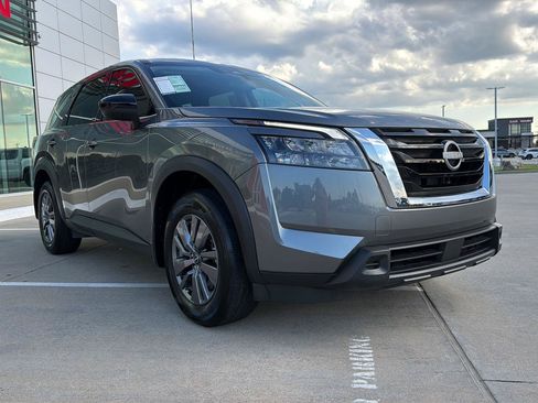 Used 2025 Nissan Pathfinder S FWD image 6