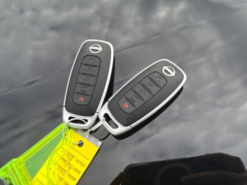 Used 2025 Nissan Pathfinder Platinum image 31