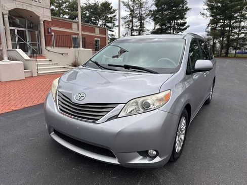 Used 2013 Toyota Sienna XLE image 2