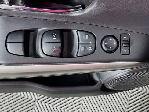 Used 2020 Nissan Kicks SR w/ SR Premium Package image 18