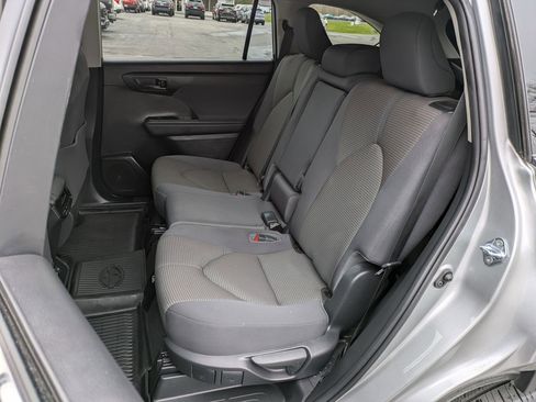 Used 2023 Toyota Highlander LE AWD/4WD image 17