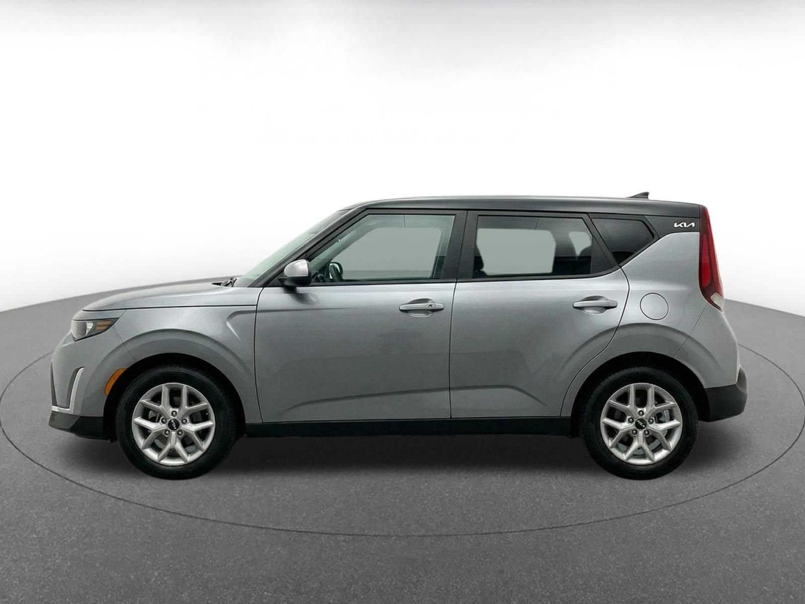 Used 2025 Kia Soul LX w/ LX Technology Package FWD image 4