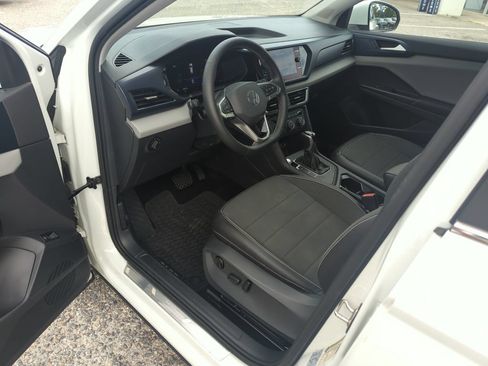 Certified 2022 Volkswagen Taos SE FWD image 11