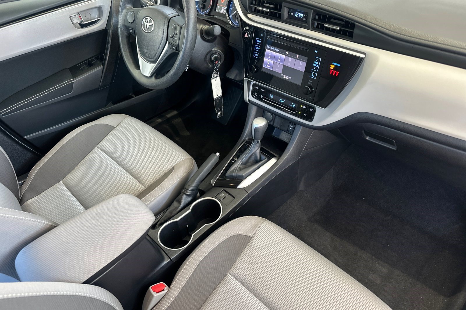Used 2019 Toyota Corolla LE FWD image 19