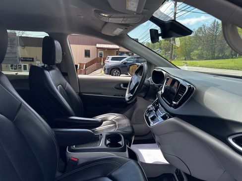 Used 2023 Chrysler Pacifica Touring-L FWD image 29