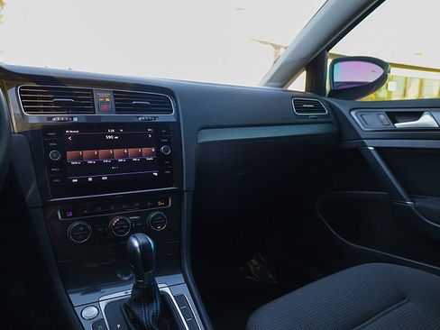 Used 2019 Volkswagen e-Golf SE w/ Driver Assistance Package image 17