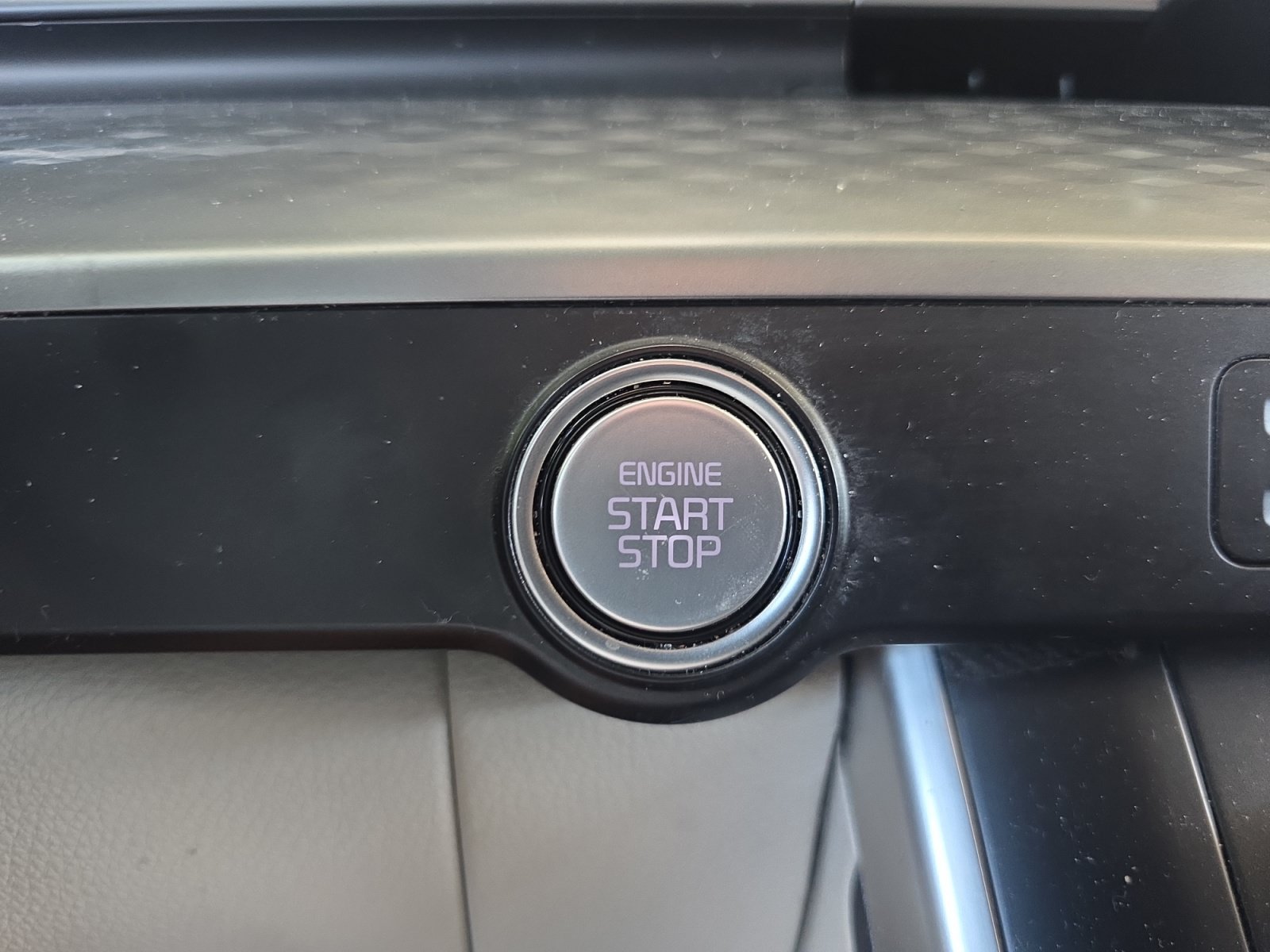 Used 2022 Kia Carnival LX FWD image 15