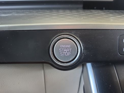 Used 2022 Kia Carnival LX FWD image 15