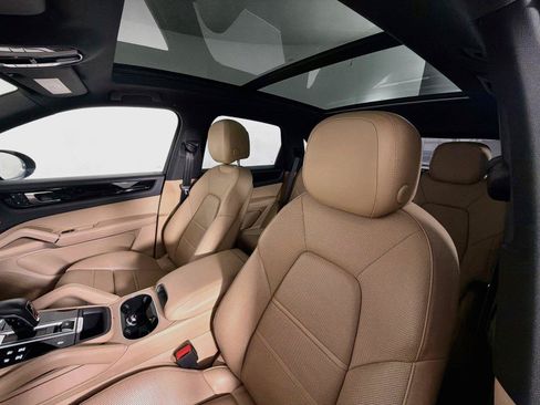 Certified 2023 Porsche Cayenne AWD/4WD image 5