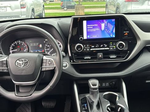 Used 2025 Toyota Highlander LE AWD/4WD image 8